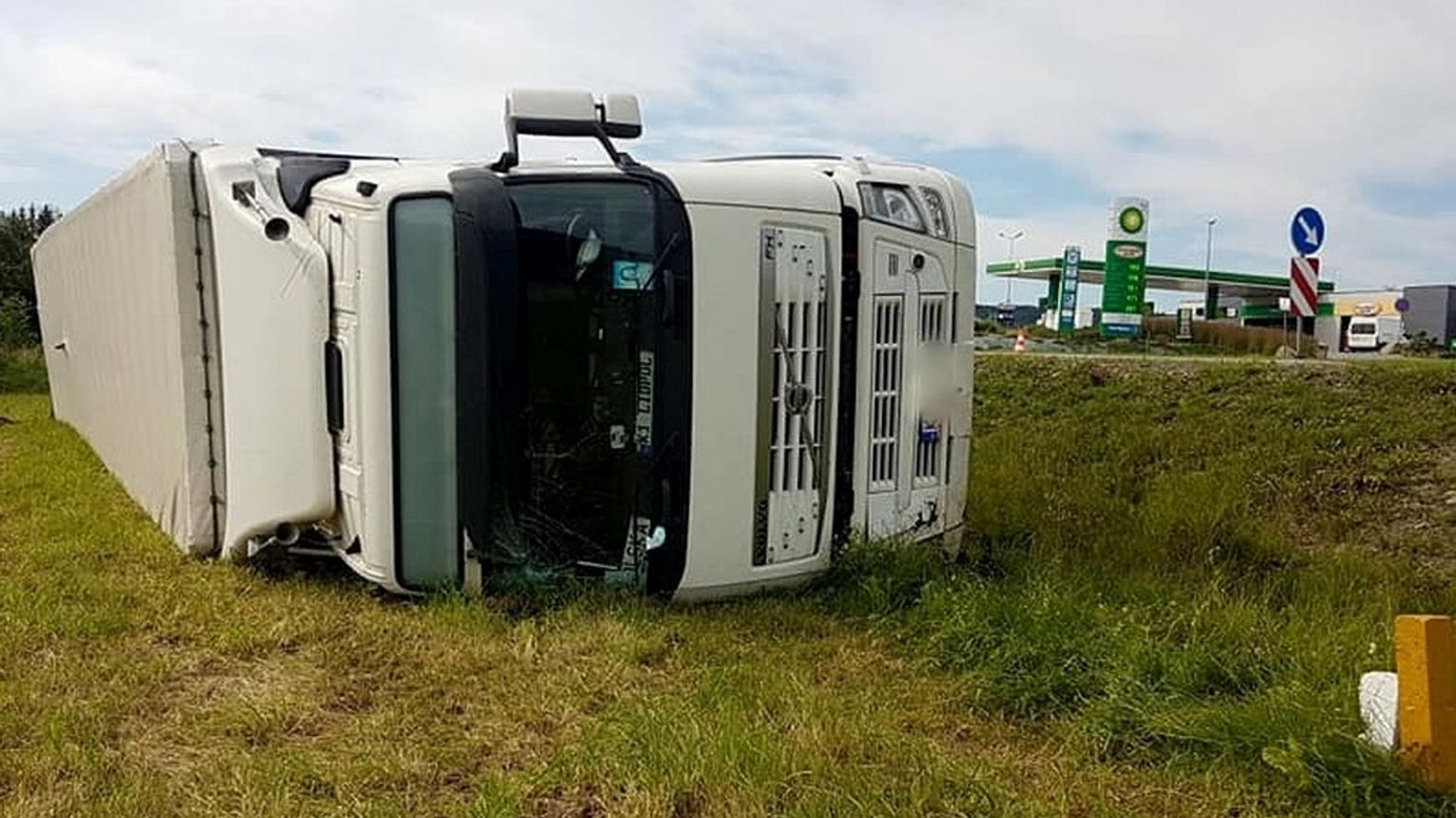 Pojazd na boku Jego kierowca nie chciał wjechać w osobówkę która