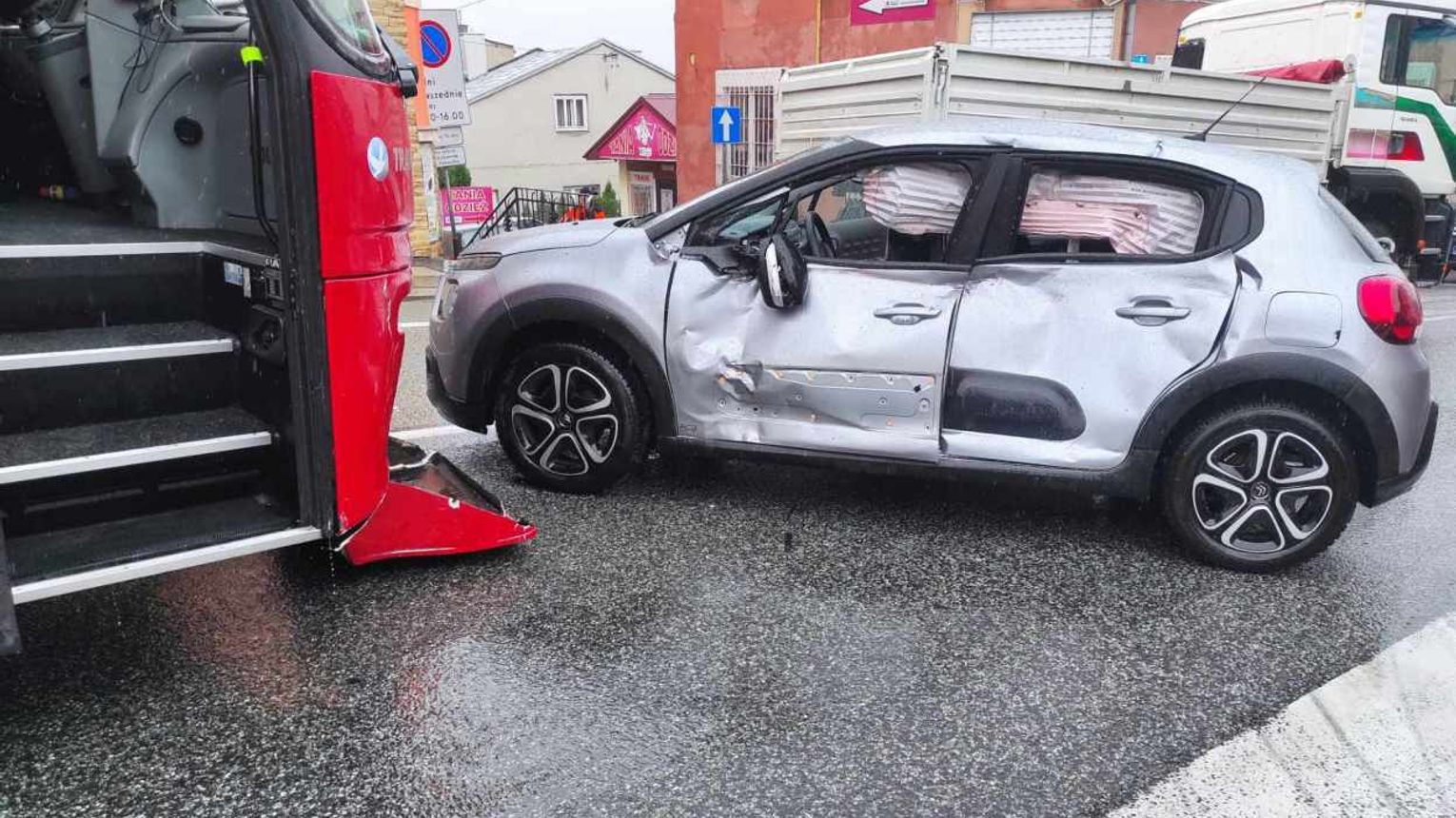 Rymanów Zderzenie autobusu z osobówką AKTUALIZACJA