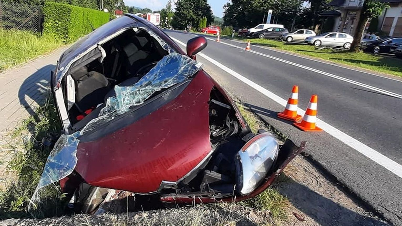 Samochód uderzył w przepust Trzy osoby ranne w tym dziecko