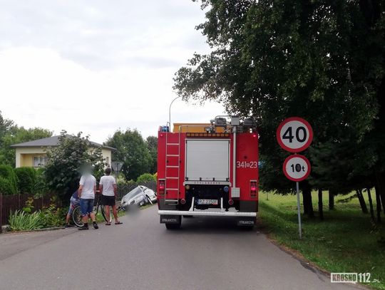 Kolizja na Głowackiego w Jedliczu Skoda w rowie