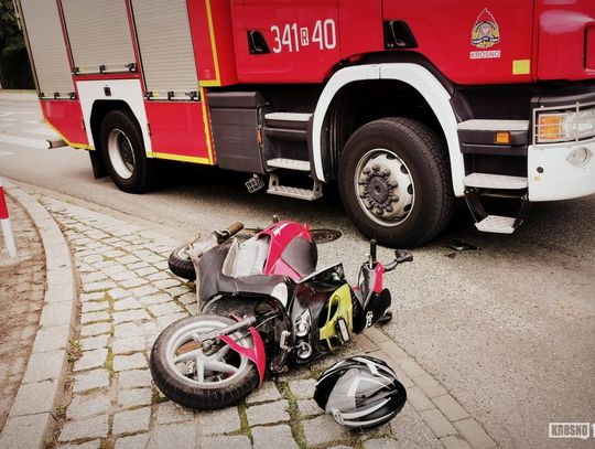 Krosno Przewrócił się na skuterze Chcieli mu pomóc policjanci