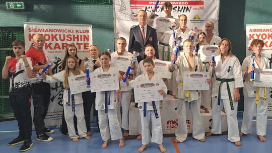 13 pucharów i szóste miejsce drużynowo karateków z Krosna
