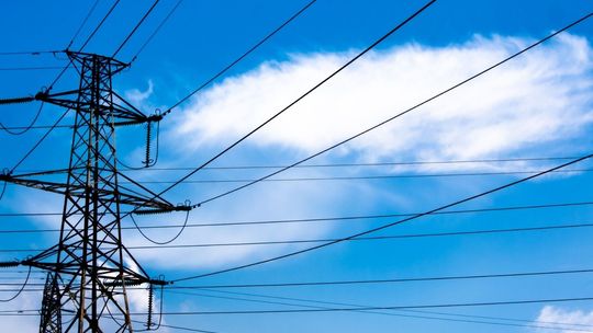 14-latek wspiął się na słup energetyczny i został porażony prądem