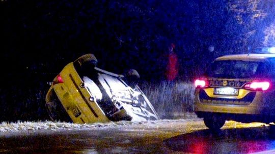17-latek wjechał osobówką do rowu. Oddalił się z miejsca zdarzenia