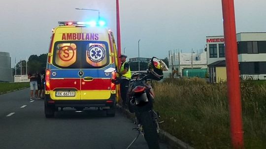 18-letni motocyklista uderzył w słup latarni. Jego stan jest poważny