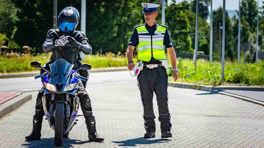 19-latek stracił prawo jazdy za brawurową jazdę w Bajdach