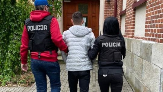 19-latek uwodził mężczyzn. Po zdobyciu kompromitujących zdjęć, szantażował ich