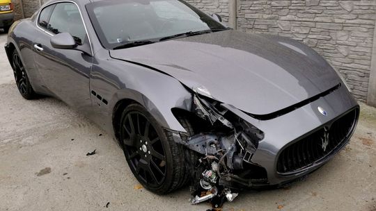 20-latek Volkswagenem wjechał w Maserati