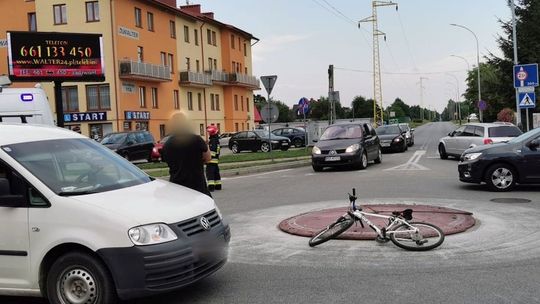21-letni rowerzysta potrącony na rondzie u zbiegu ulic Sikorskiego, Wieniawskiego i Hallera