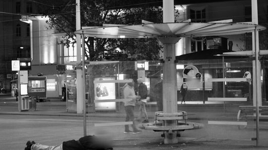26-latek pojechał do Tarnobrzega na zabieg medyczny. Znaleziono go wychłodzonego na chodniku