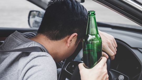 27-letni kierowca audi był pijany. Wcześniej miał już odebrane uprawnienia do kierowania pojazdami