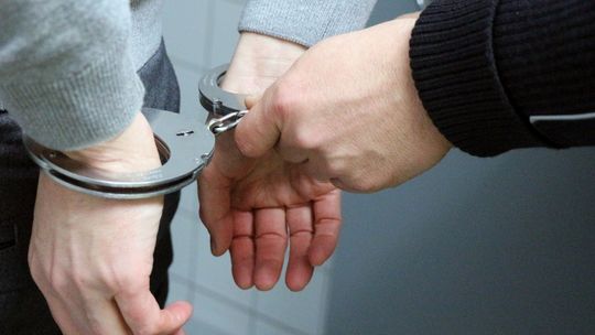 28-latek ukradł katalizatory z trzech samochodów. Policja je odzyskała