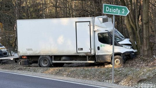 28-latek wjechał dostawczym Iveco w drzewo
