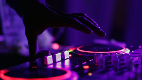 3 powody, dla których warto zatrudnić DJ-a na swoje wesele