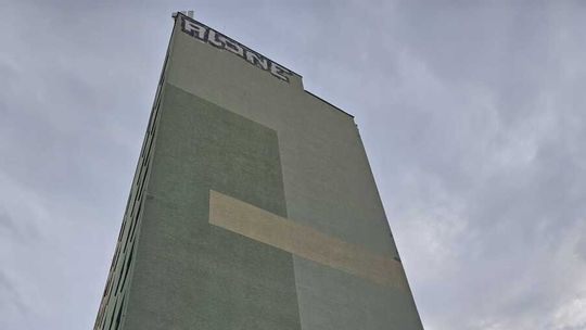 31-latek malował graffiti na wieżowcu. Uszkodził auto i drzwi, wcześniej kierował po narkotykach