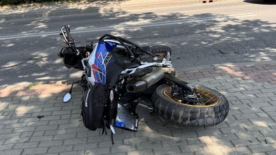 48-letni motocyklista z BMW trafił do szpitala po zderzeniu z Jeepem