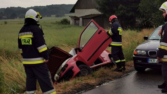 5-letni chłopczyk przewieziony do szpitala po tym jak seicento zakończyło jazdę w rowie