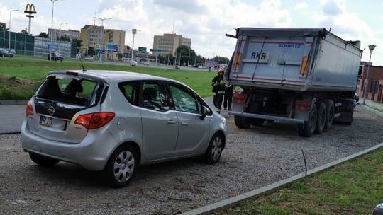 51-latek spowodował kolizję. Ciężarówką najechał na tył osobówki