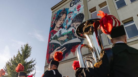 60-lecie SP8 w Krośnie: mural, kapsuła czasu i tablica pamiątkowa