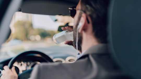 60-letni kierowca mercedesa zatrzymany przez Policję. Był pod widocznym wpływem alkoholu lub środków odurzających