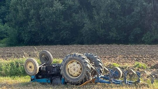 62-letni mężczyzna przygnieciony przez traktor w Piotrówce