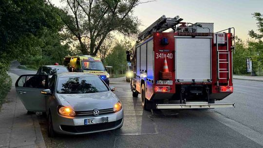 68-latek najechał na tył Volkswagena. Do szpitala przewieziono 37-letnią kobietę i 3-letnie dziecko