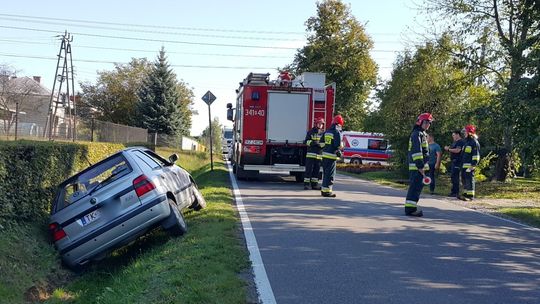 79-latek zasnął za kierownicą. Wjechał do rowu