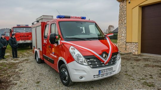 80-lecie Ochotniczej Straży Pożarnej w Niżnej Łące - nowy samochód w garażu