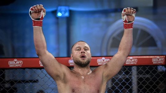 Adam Tomasik triumfował po raz piąty w zawodowej karierze w MMA. Pozostaje niepokonany