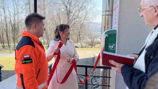 AED przy szkole w Wietrznie. Każdy może pomóc w ratowaniu życia