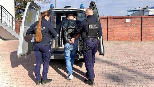 Agresywny 44-latek zatrzymany. Na policjantów rzucił się z maczetą