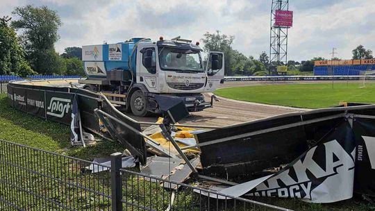 Akcja ratunkowa na stadionie żużlowym w Krośnie. Zasłabł kierowca polewaczki