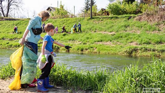Operacja Czysta Rzeka w Krośnie. Wolontariusze posprzątali brzegi Wisłoka [ZDJĘCIA]
