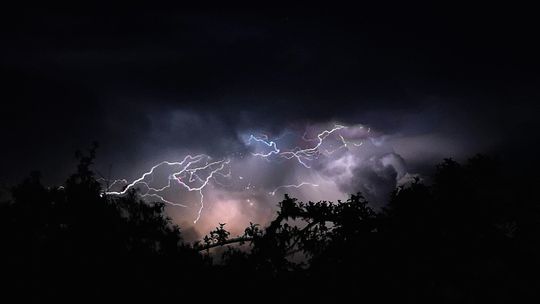 ALERT. Burze z gradem - II stopień zagrożenia [AKTUALIZACJA: Sytuacja bardzo poważna]