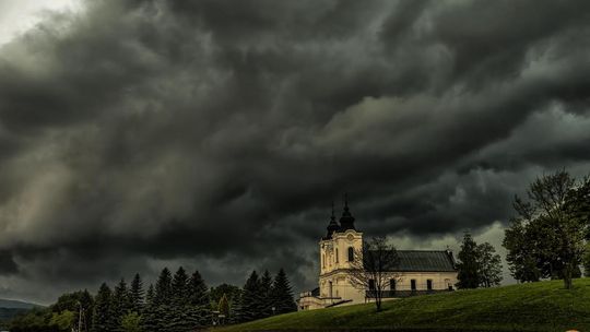 ALERT RCB: Burze z gradem i silny wiatr
