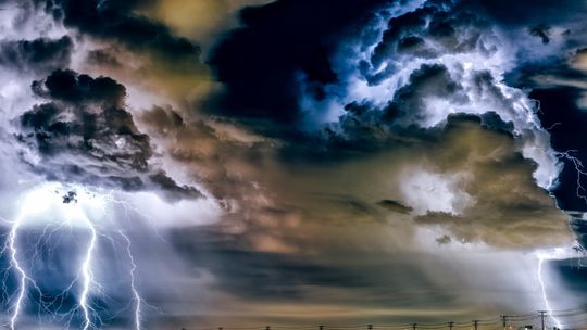 ALERT RCB. W czwartek deszcz i burze. Możliwe nawalne opady deszczu