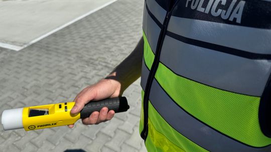 Audi w rowie na DK28 w Potoku. Dwaj pijani mężczyźni zatrzymani