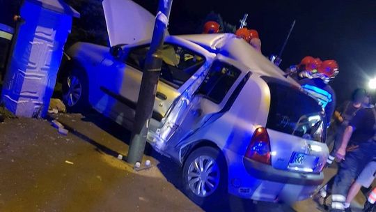 Auto wjechało w latarnię. Niespokojny wieczór w Korczynie-Spornem