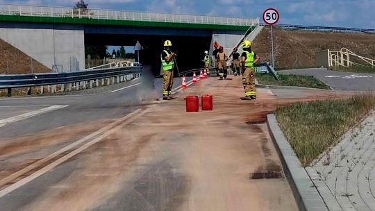 Awaria śmieciarki, Olej rozlał się na drodze powiatowej