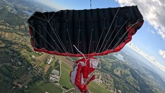 Awaryjne lądowanie spadochroniarza w centrum Krosna. Zaginęła czarno-czerwona czasza