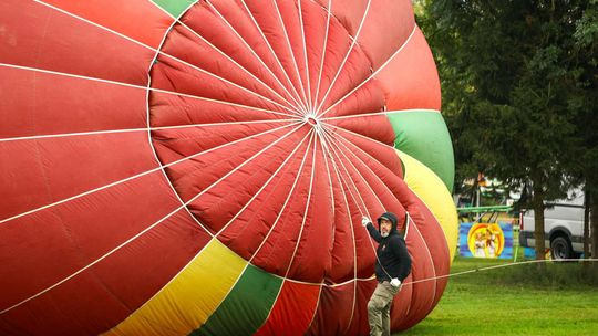 Balonowe Mistrzostwa Świata. Piątkowy lot treningowy w deszczu [ZDJĘCIA]