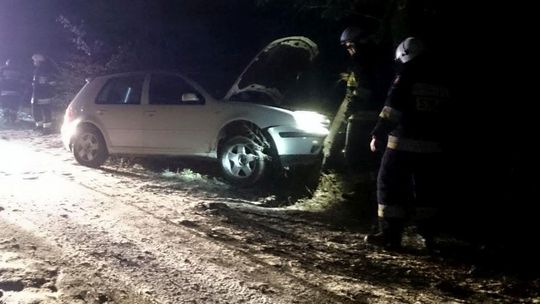 BAŁUCIANKA: Wypadł z drogi i uderzył w pień drzewa