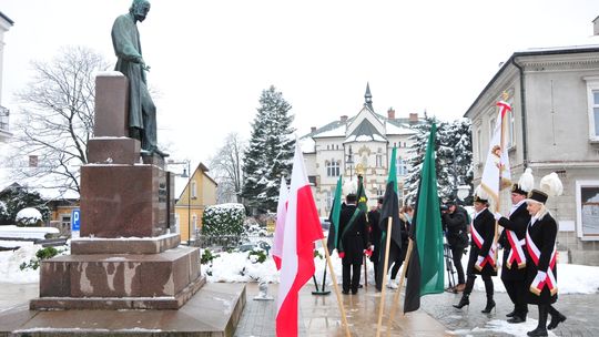 Barbórka w Krośnie. Górnicy-naftowcy i gazownicy złożyli kwiaty przy pomniku Ignacego Łukasiewicza