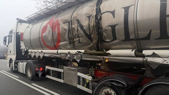 BARWINEK: Zderzenie dwóch ciężarówek na DK19. Uszkodzona cysterna