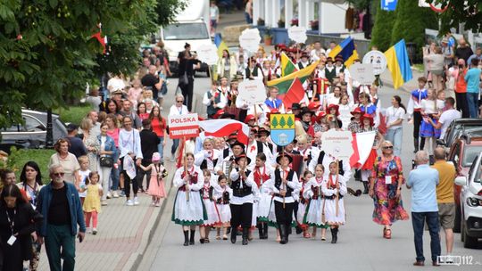 Barwny korowód rozpoczął Festiwal Dziecięcych Zespołów Folklorystycznych [ZDJĘCIA]