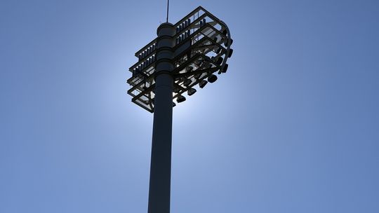 Będzie oświetlenie toru żużlowego przy ul. Legionów. Miasto wybrało wykonawcę