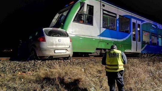 BESKO: Zderzenie samochodu osobowego z pociągiem na niestrzeżonym przejeździe