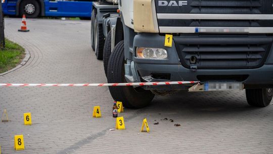 Betoniarką potrącił pieszego na parkingu