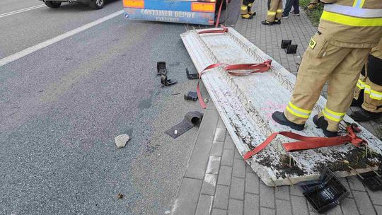 Betonowa płyta spadła z naczepy na jezdnię. Utrudnienia na DK28