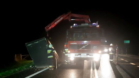 Betonowy zbiornik spadł z pojazdu na jezdnię. Akcja na DK19